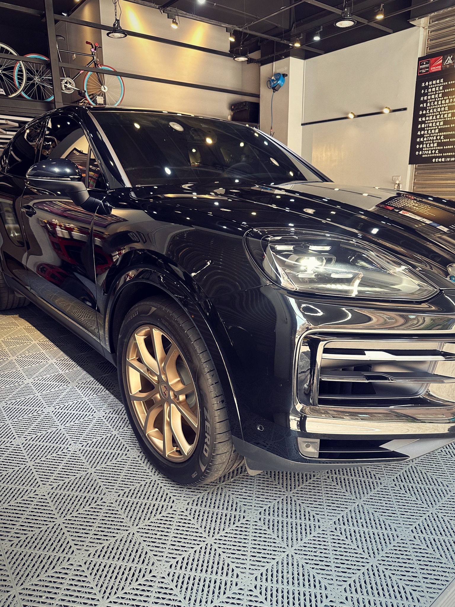 黑色 Porsche 高階休旅施工